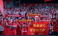关于东西部球队交锋激烈，观众热情助威的信息
