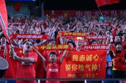 关于东西部球队交锋激烈，观众热情助威的信息